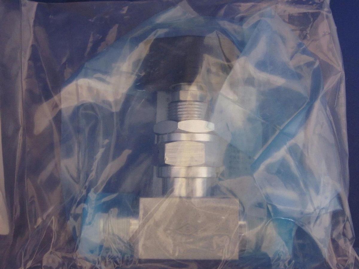 Used Fujikin SS Switch Bellows Valve, 3/8" MVCR, FUBFL-71-9.52