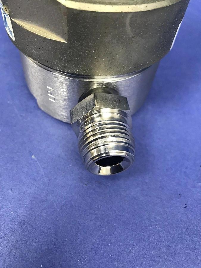Used Veriflo SQ34050W2PFS8FM UHP Point-Of-Use Regulator, 1/2" FVCR x 1/2" MVCR