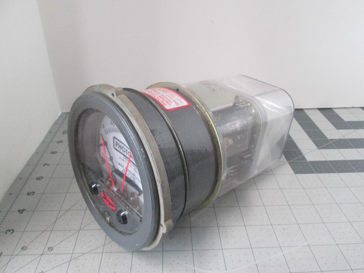 Used Dwyer, Photohelic, CAT. 3000-00, 0-0.25" of Water, Gauge, New