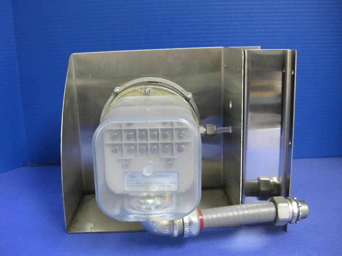 Used Dwyer 3001C Photohelic Gauge with Enclosure and Connections, Used