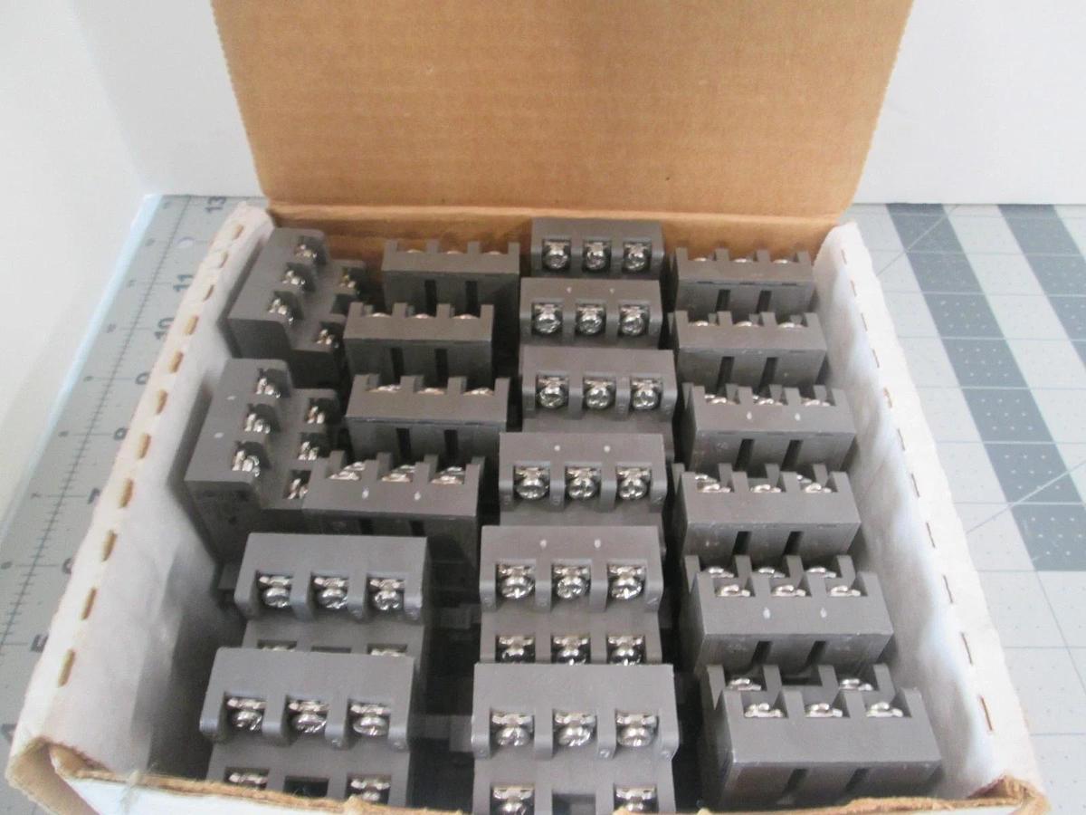 IDEC, SR3B-02 Relay Socket, New, Box of 20