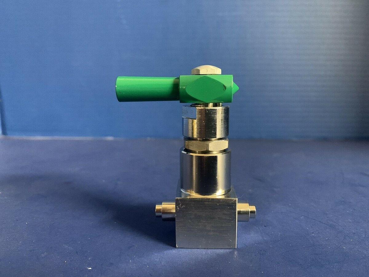 Used Ewal Titan II Manual 2-Way Valve 1/4" Tube Stub, Green Lever Handle, Used