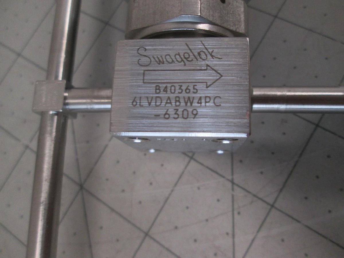 Swagelok, 6LV-DABW4PC, Gas Manifold Assy, 3 Valves w/ 1/2" Female Fitting, New