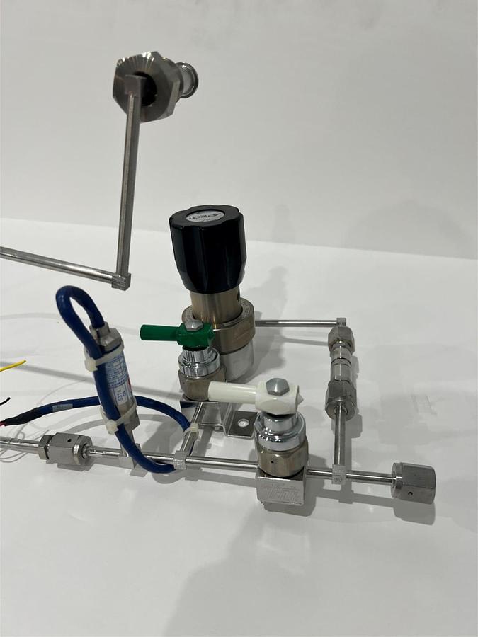 Used Aptech, AP1010SM 2PW TW4 TW4 Gas Regulator Assy w/ 2 Titan II 316 var Valves, Us