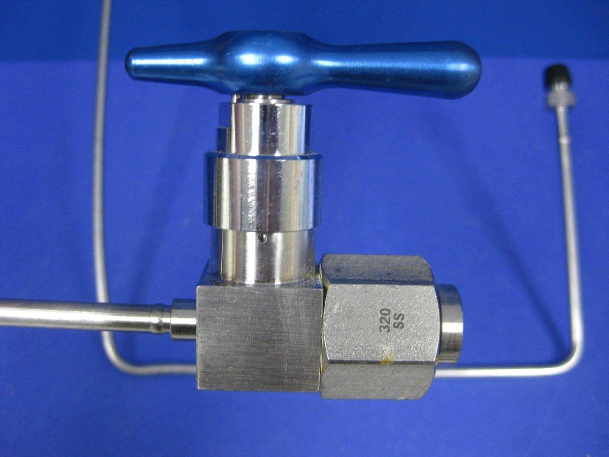 Used Semi-Gas Pigtail for High Purity Gas Panel: CGA 320 Bottle Fitting w/ Valve