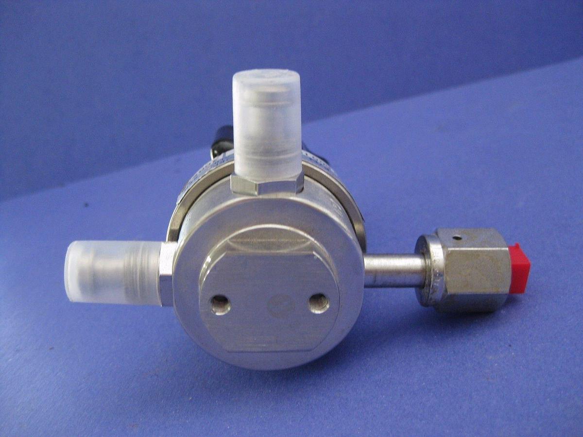 Used Veriflo IR40IW3PFSMMF Regulator, 3 Ports, 1/4" FVCR x 1/4" MVCR (x2)