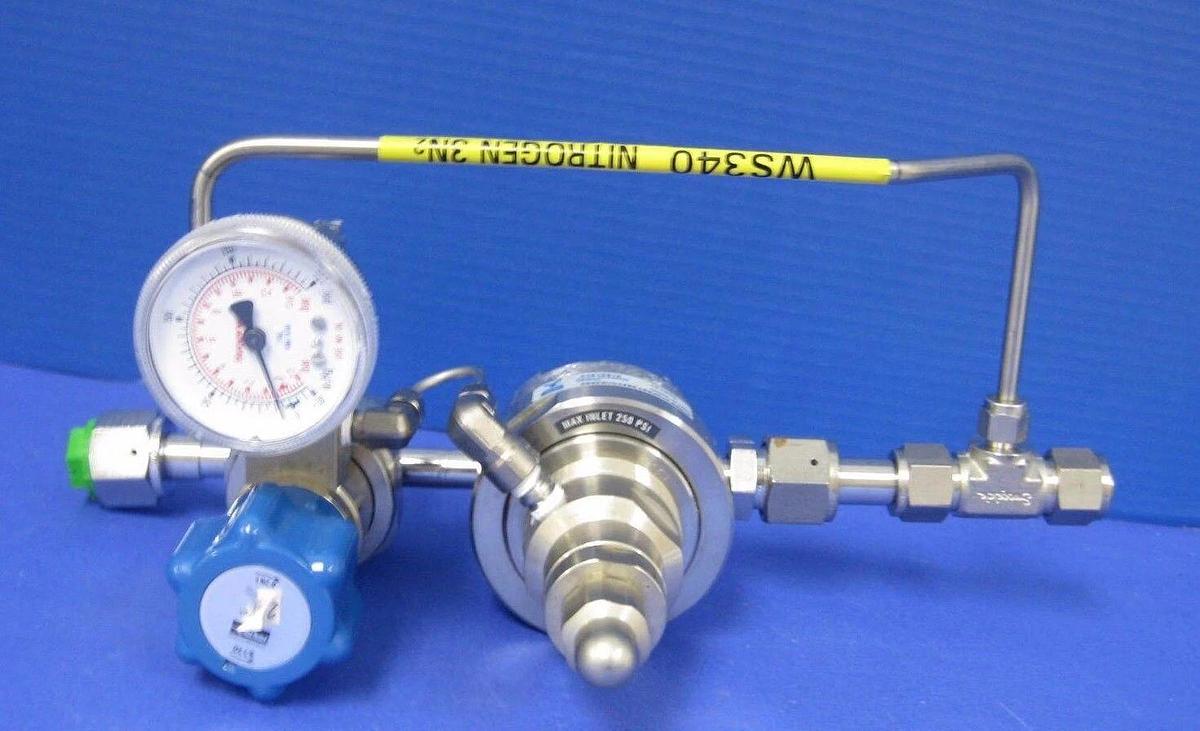 Used Veriflo SQ Double Regulator Gas Stick Assy w/ SQ420E and -30-0-200 psi Gauge