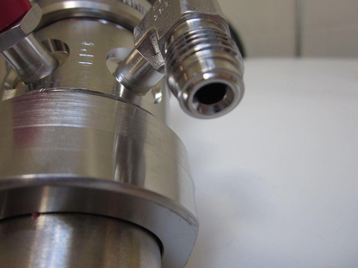 Used APtech Semi Gas S033-0239-100 high purity Pressure Regulator, 5 Port