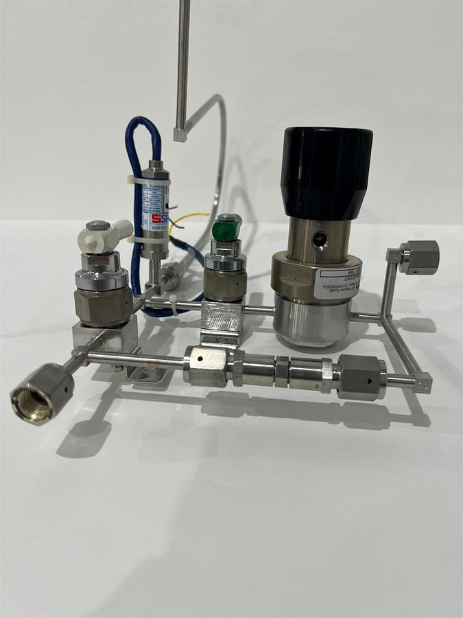 Used Aptech, AP1010SM 2PW TW4 TW4 Gas Regulator Assy w/ 2 Titan II 316 var Valves, Us