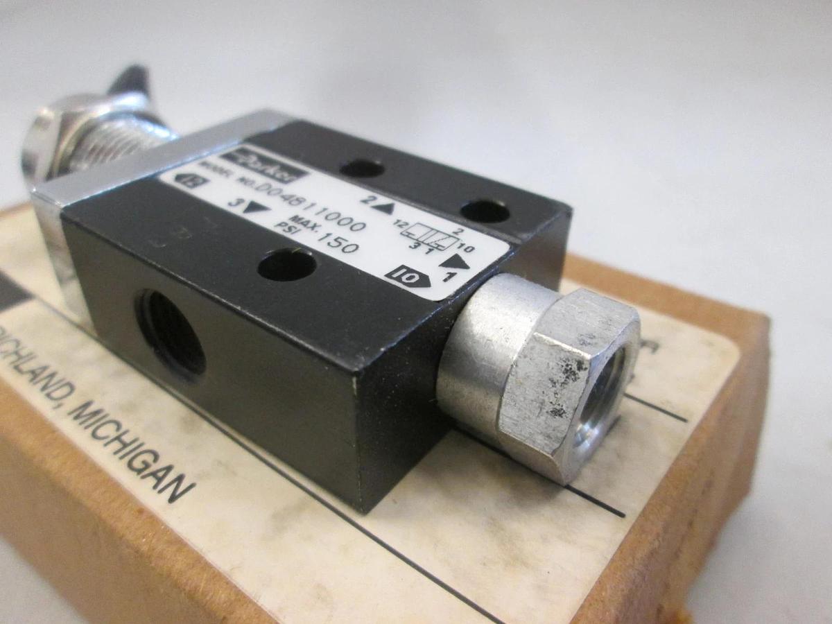 Parker, D04811000, 3 Way manual Poppet Valve, New