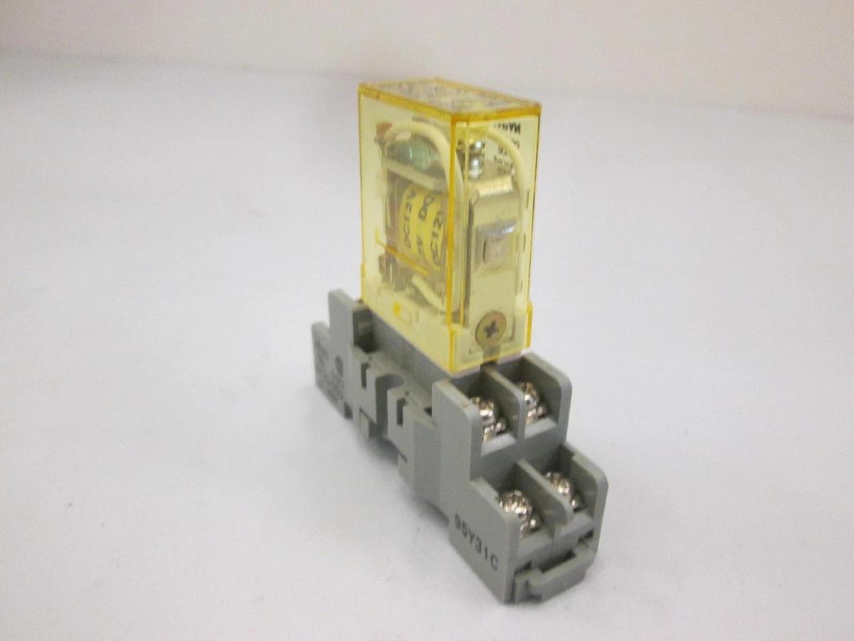 Used IDEC, RY2S-U Relay w/ SY25-05U Relay Socket, Used