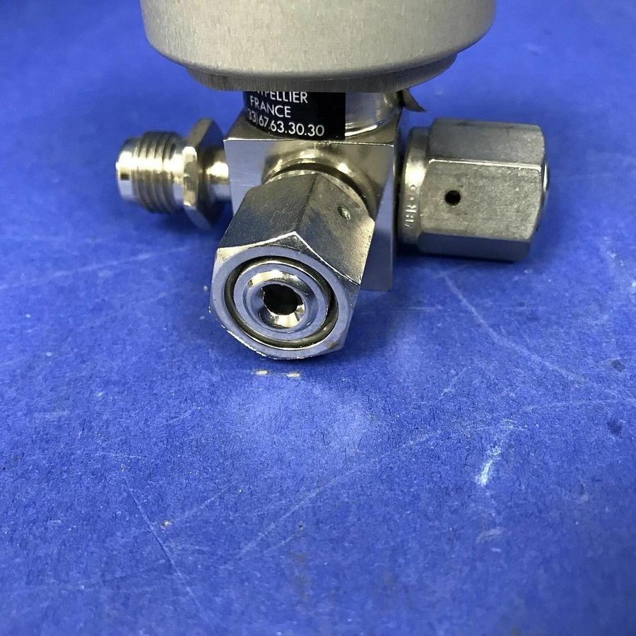 Used Qualiflow ASM Pneumatic 3-Way Test Helium Valve, 3x10(-9) atm.cm3/sec, NO, Used