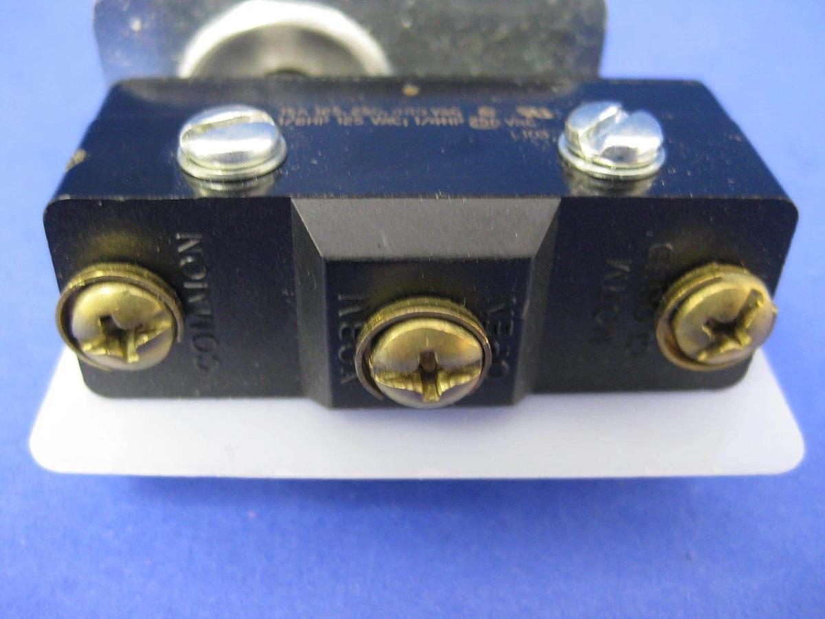 United Electric Conrols Pressure Switch J54S 9718, 480 VAC, New