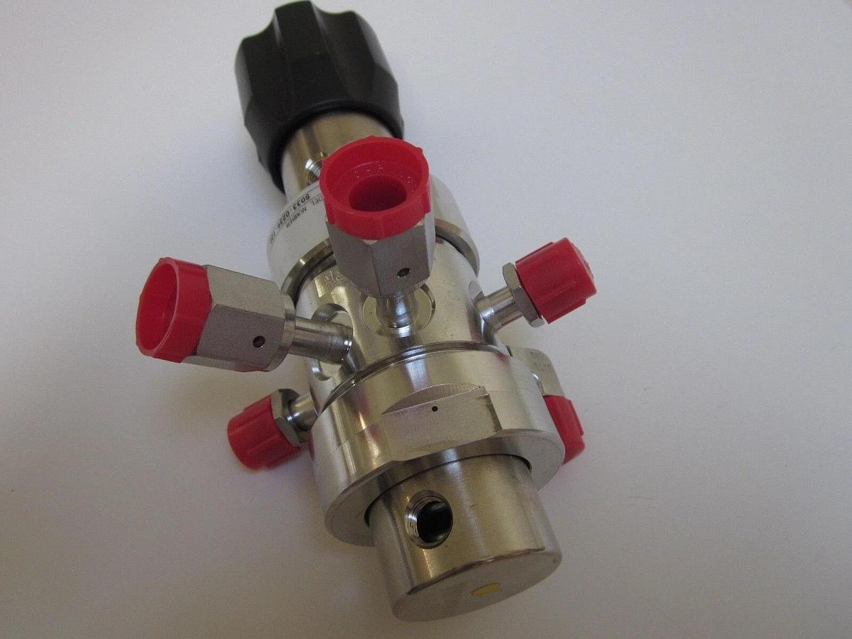 APtech Semi Gas S033-0239-100 high purity Pressure Regulator, 5 Port