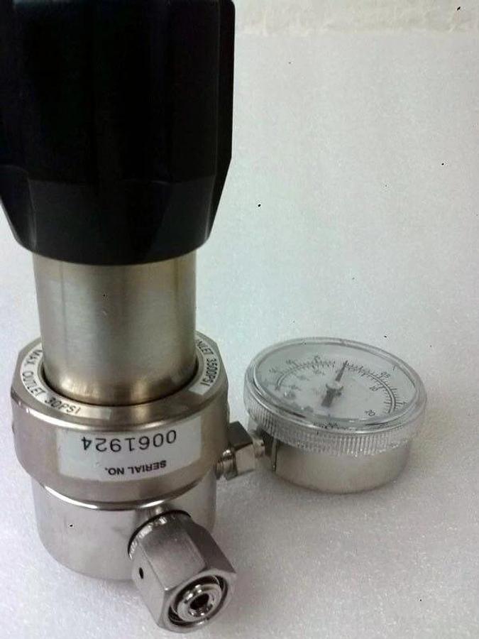 Used Aptech AP1002S Regulator 3-1/2"Face to Face 1/4"M/Fvcr with Span Gauge, Used