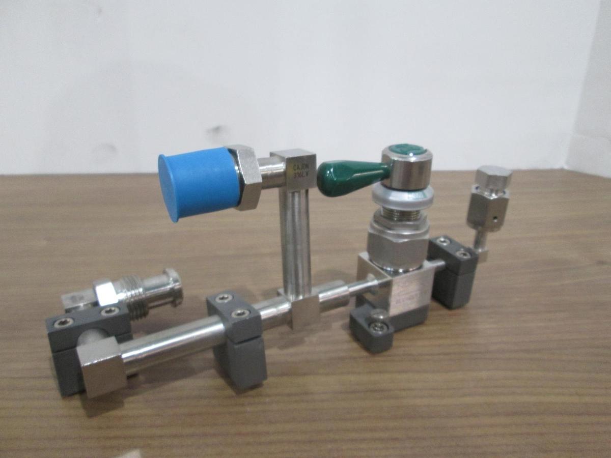Used Swagelok 6LV-DLBW4 Manual Diaphragm Valve Assy 1/4"FVCR x 1/2"MVCR