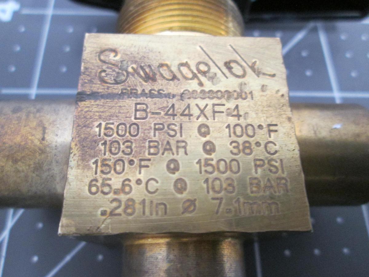 Used Swagelok B-44XF4 Used Brass 40 Series 3-Way Ball Valve 1/4 In FNPT 1500 PSI