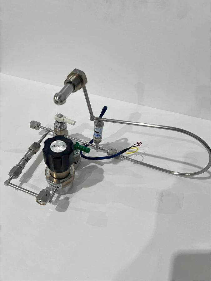 Used Aptech, AP1010SM 2PW TW4 TW4 Gas Regulator Assy w/ 2 Titan II 316 var Valves, Us
