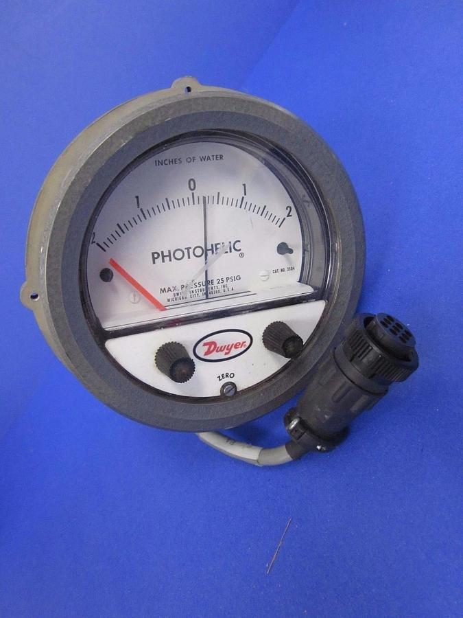 Used Dwyer 3304 Photohelic Pressure Switch/Gage , 2-0-2" of Water, Used