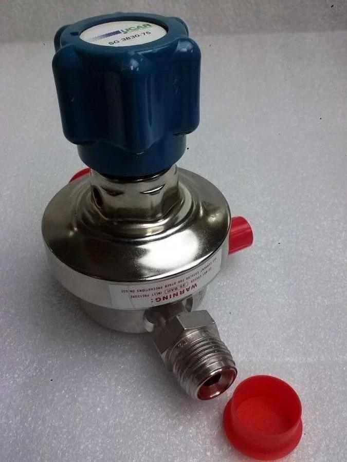 Used UCAR SG383075 Pressure Regulator, Union Carbide 1/2"in and 1/4"in MVCR, Used