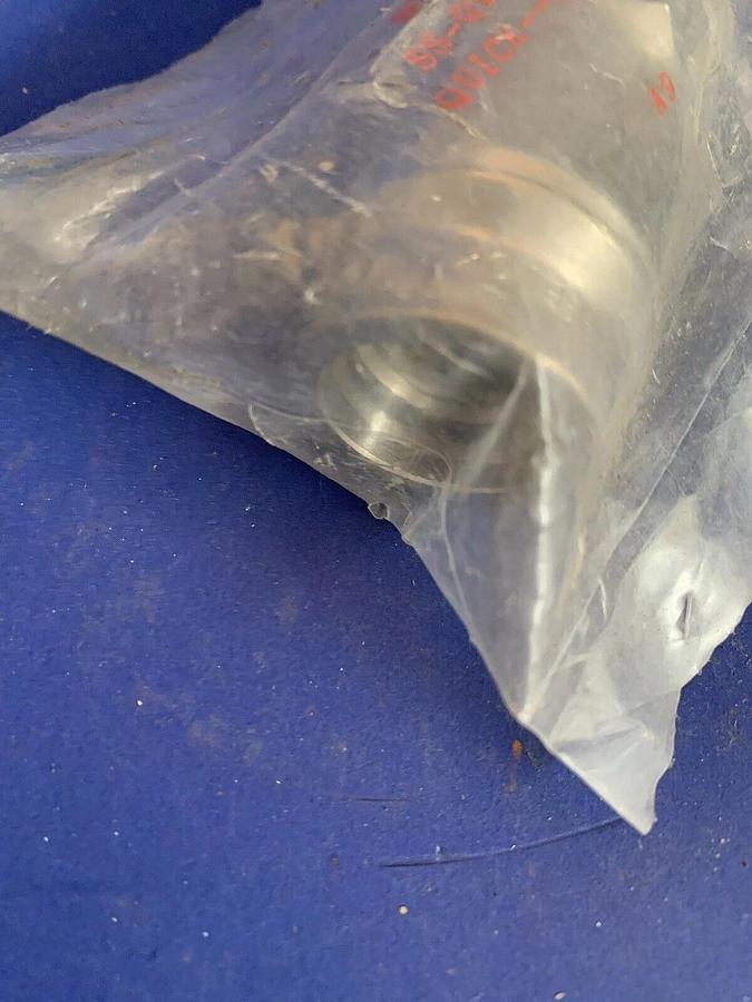 Used Swagelok SS-QT8-D-8PF Quick Connect 1/2" Female NPT, PTFE Seal, New