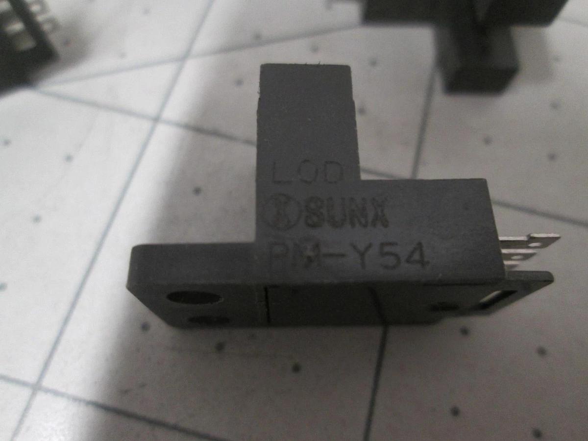SUNX, PM-Y54, Photoelectric Sensor, New, Lot of 4