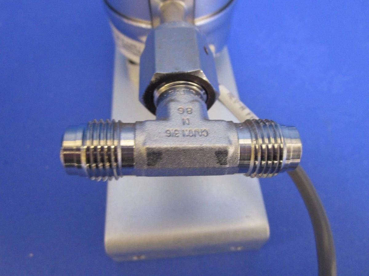 Used SPAN IPS 122 TYPE 2 Indicating Pressure Switch, 0-100 psi w/ 1/4" MVCR Tee, Used