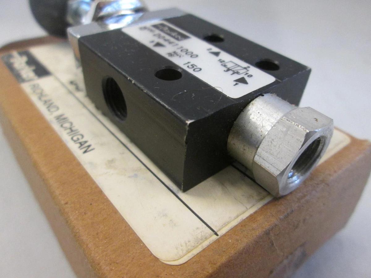 Parker, D04411000, 3 Way manual Poppet Valve, New
