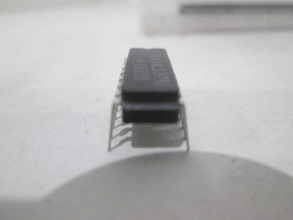 Motorola, SN74LS379J, Integrated Circuit, New, Lot of 25