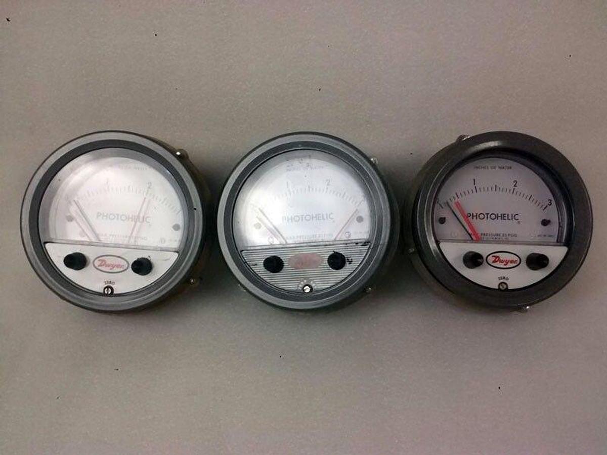 Used Dwyer 3003C Photohelic Gauge 0 to 3 inch