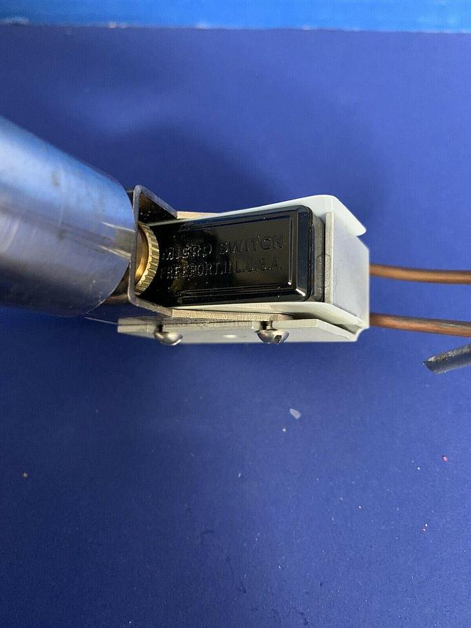Used UE United Electric Vacuum Pressure Switch J40 7316 w/ Micro Switch, Plug & Probe