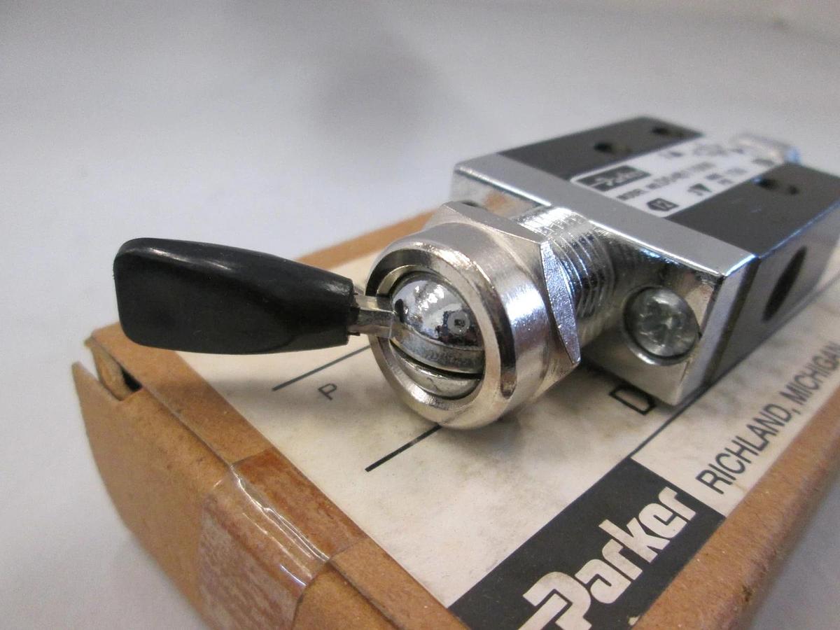 Parker, D04811000, 3 Way manual Poppet Valve, New