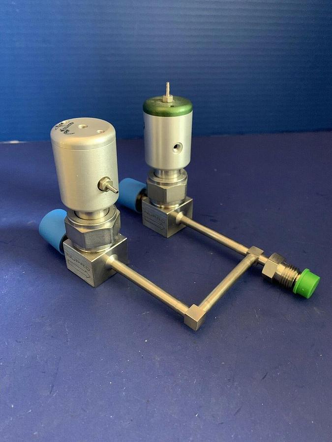 Used SWAGELOK 6LV-BNBW4-C,Valve Assy: 2 Valves, 3 Ports, 1/4" VCR, Used