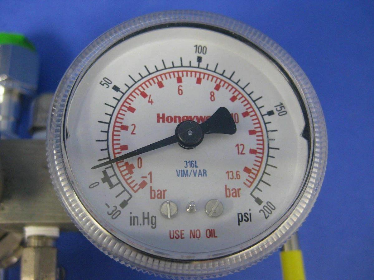 Used Veriflo SQ Double Regulator Gas Stick Assy w/ SQ420E and -30-0-200 psi Gauge