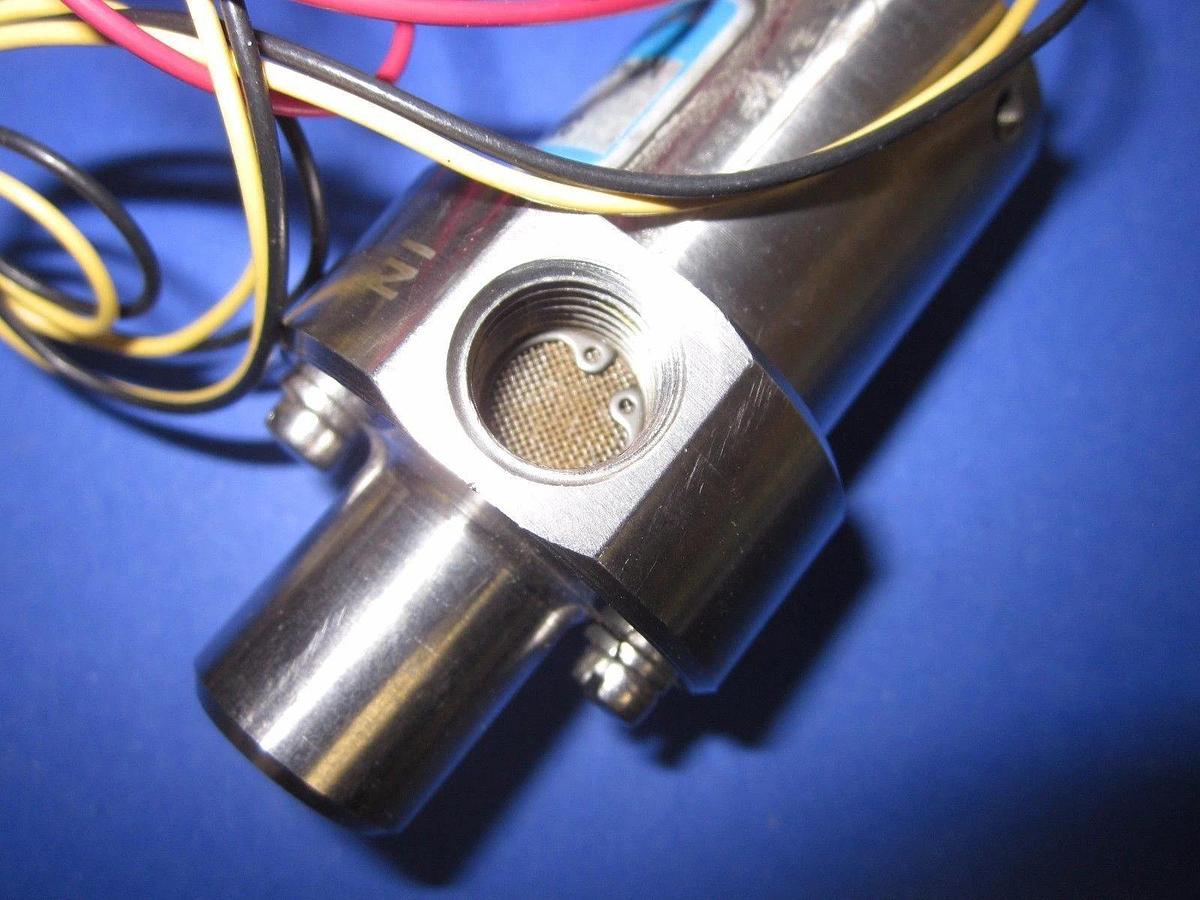 Used Autoflow FS5704CV-8M Adjustable Flow Switch for High Flow Liquid, Viton Seal