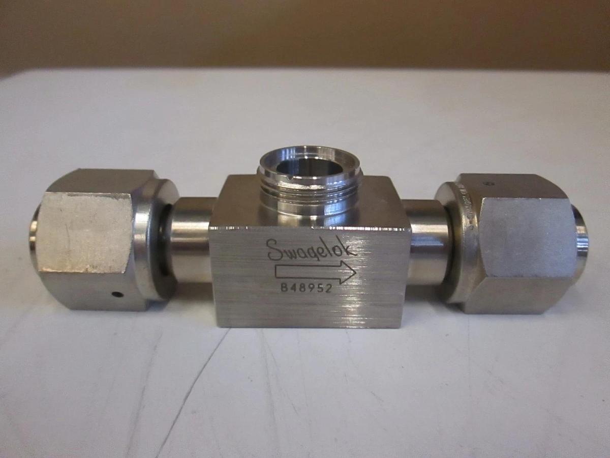 Used Swagelok Stainless Steel, Tee Fitting Union B48952, 1" FVCR, Used