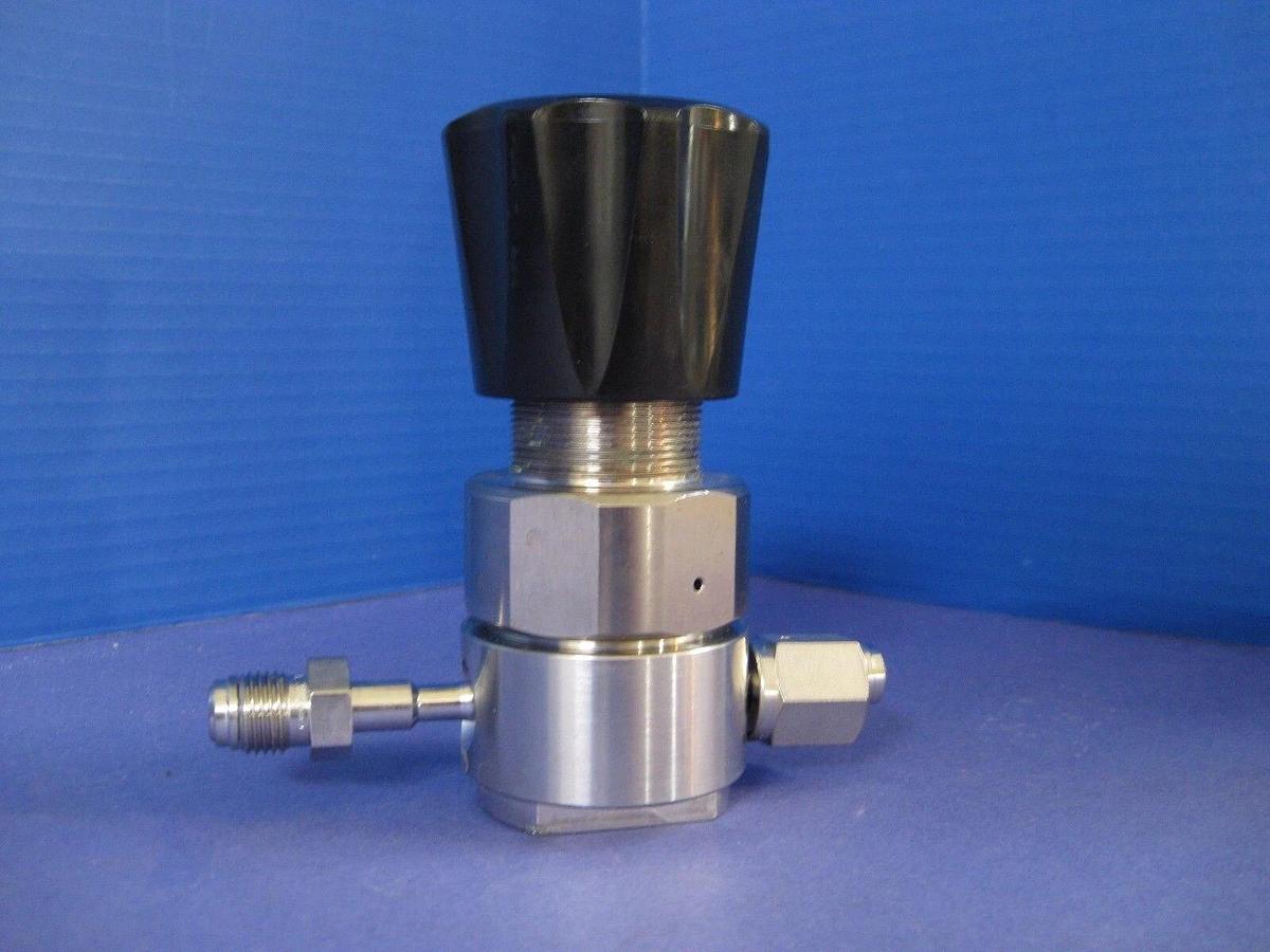 TESCOM  REGULATOR 44-2260-941-086, 1/4" FVCR x 1/4" MVCR, 25 psi, New