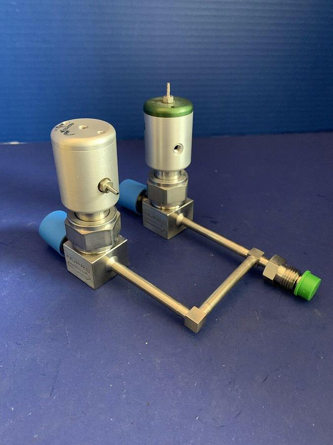 Used SWAGELOK 6LV-BNBW4-C,Valve Assy: 2 Valves, 3 Ports, 1/4" VCR, Used