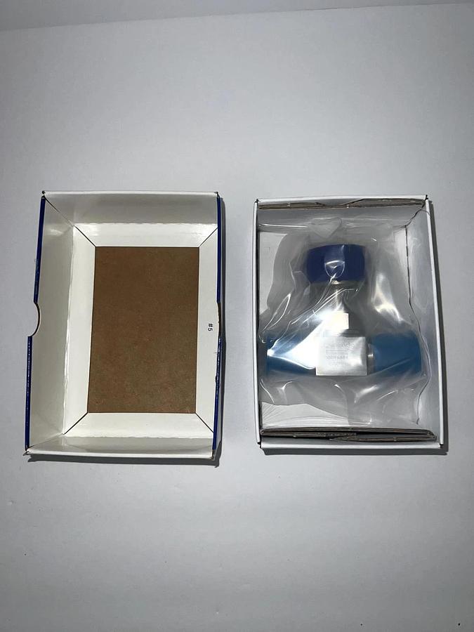 Swagelok 6LVV-DPRFR4-P VIM-VAR Manual Diaphragm Sealed Valve - Blue/Silver