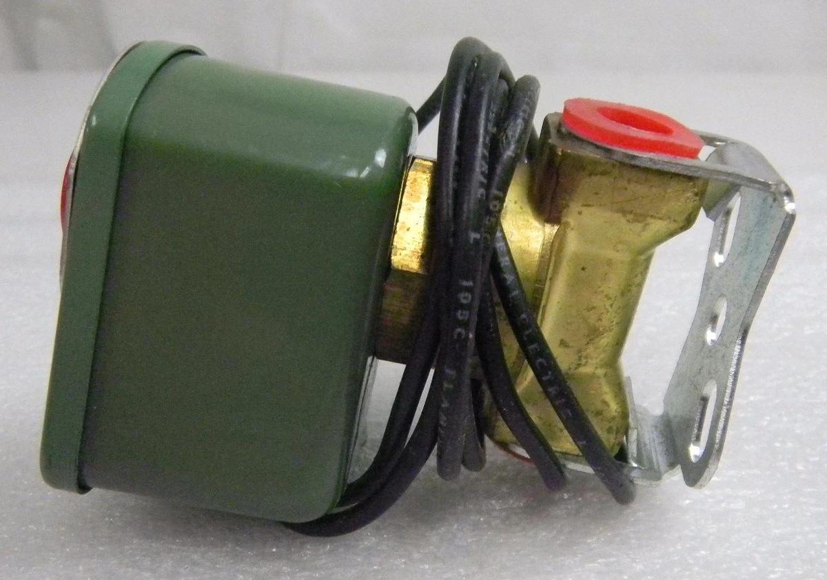 Used Asco 8262B22 Solenoid Valve, Volts 115/60, Orifice 1/8", Pipe 1/4", 115 PSI, 7 W