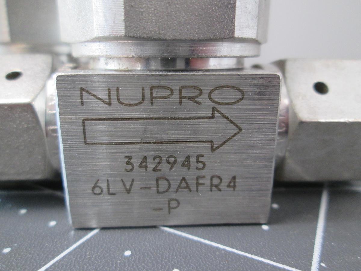 Used NUPRO, 6LV-DAFR4, 1/4 Turn Pneumatic Valve 1/4" FVCR Semiconductor lot of 2