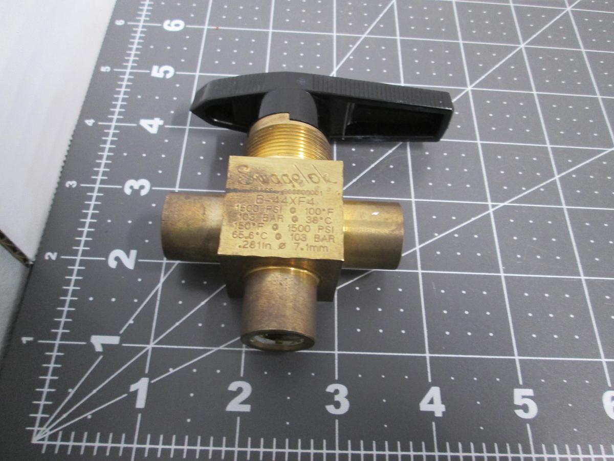 Used Swagelok B-44XF4 Used Brass 40 Series 3-Way Ball Valve 1/4 In FNPT 1500 PSI