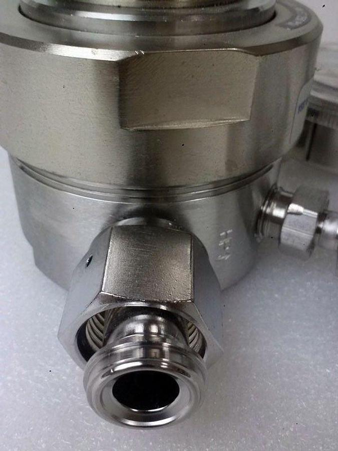 Used Veriflo SQ420E1004PVCR8FIIM Regulator 1/2"MVCR x 1/2"FVCR with Gauges, Used