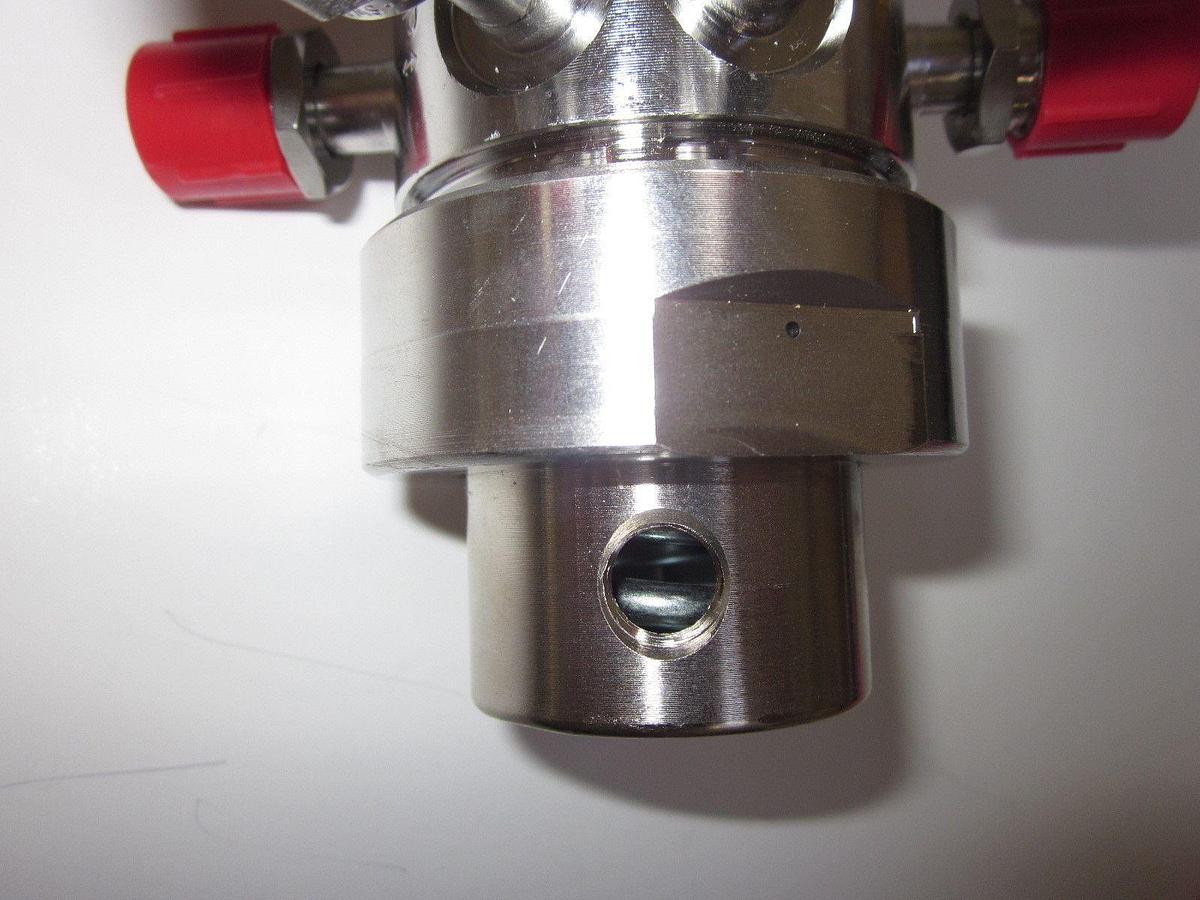 Used APtech Semi Gas S033-0239-100 high purity Pressure Regulator, 5 Port
