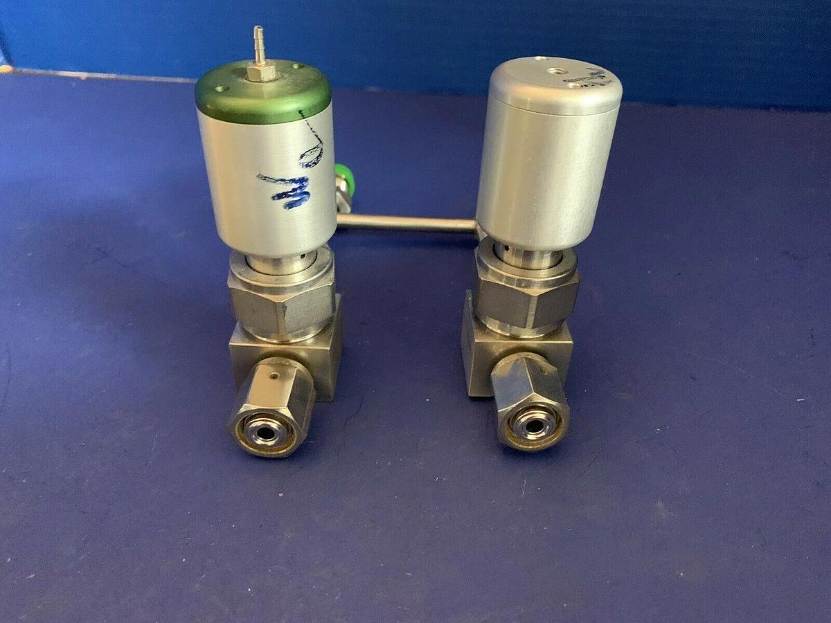 Used SWAGELOK 6LV-BNBW4-C,Valve Assy: 2 Valves, 3 Ports, 1/4" VCR, Used