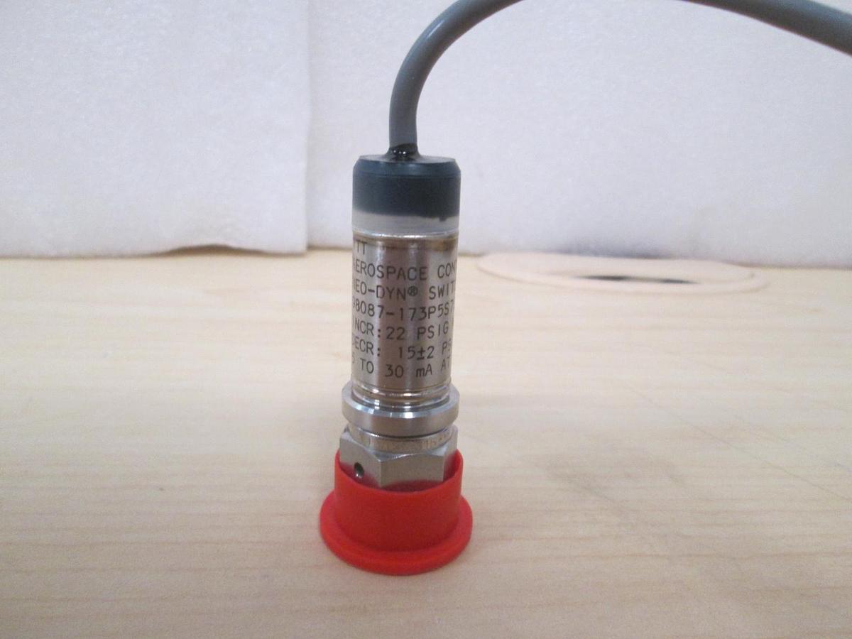 Used ITT Aerospace Controls 98087-17395s70 NEO-DYN Pressure Switch, 1/4" Female VCR