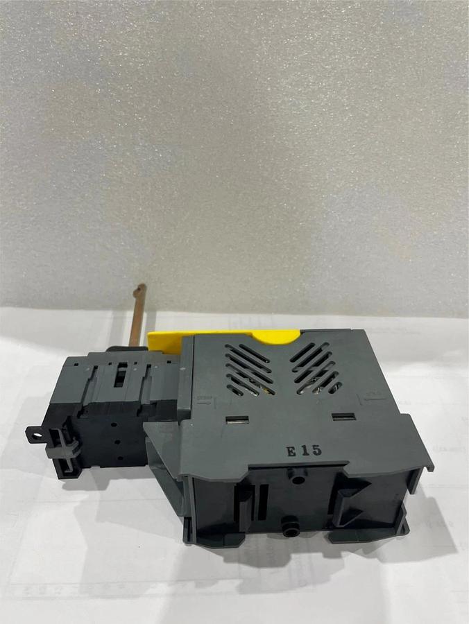 Bussmann, OPM-1038SW Optima Fuse Block 30A 600V, used