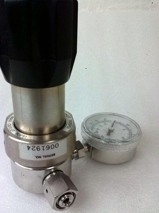 Used Aptech AP1002S Regulator 3-1/2"Face to Face 1/4"M/Fvcr with Span Gauge, Used