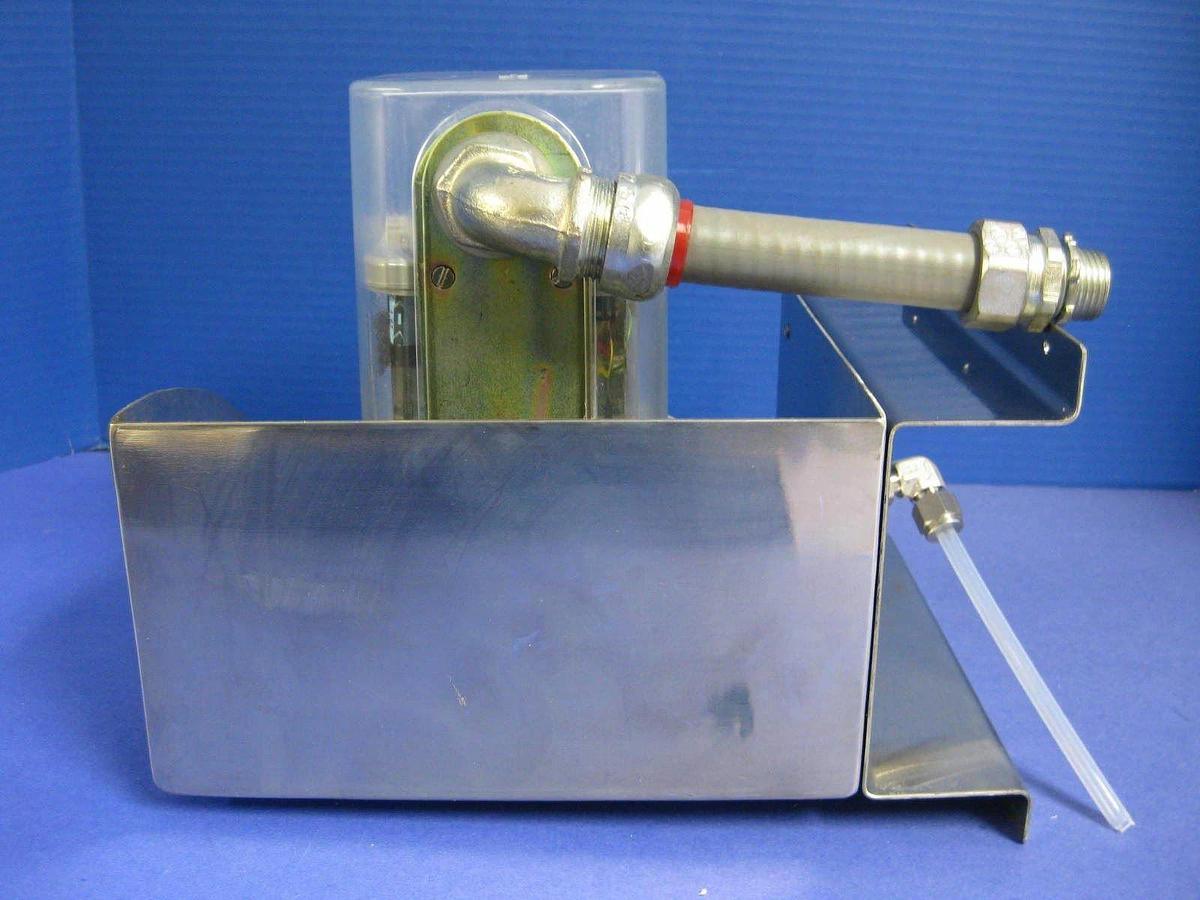 Used Dwyer 3001C Photohelic Gauge with Enclosure and Connections, Used