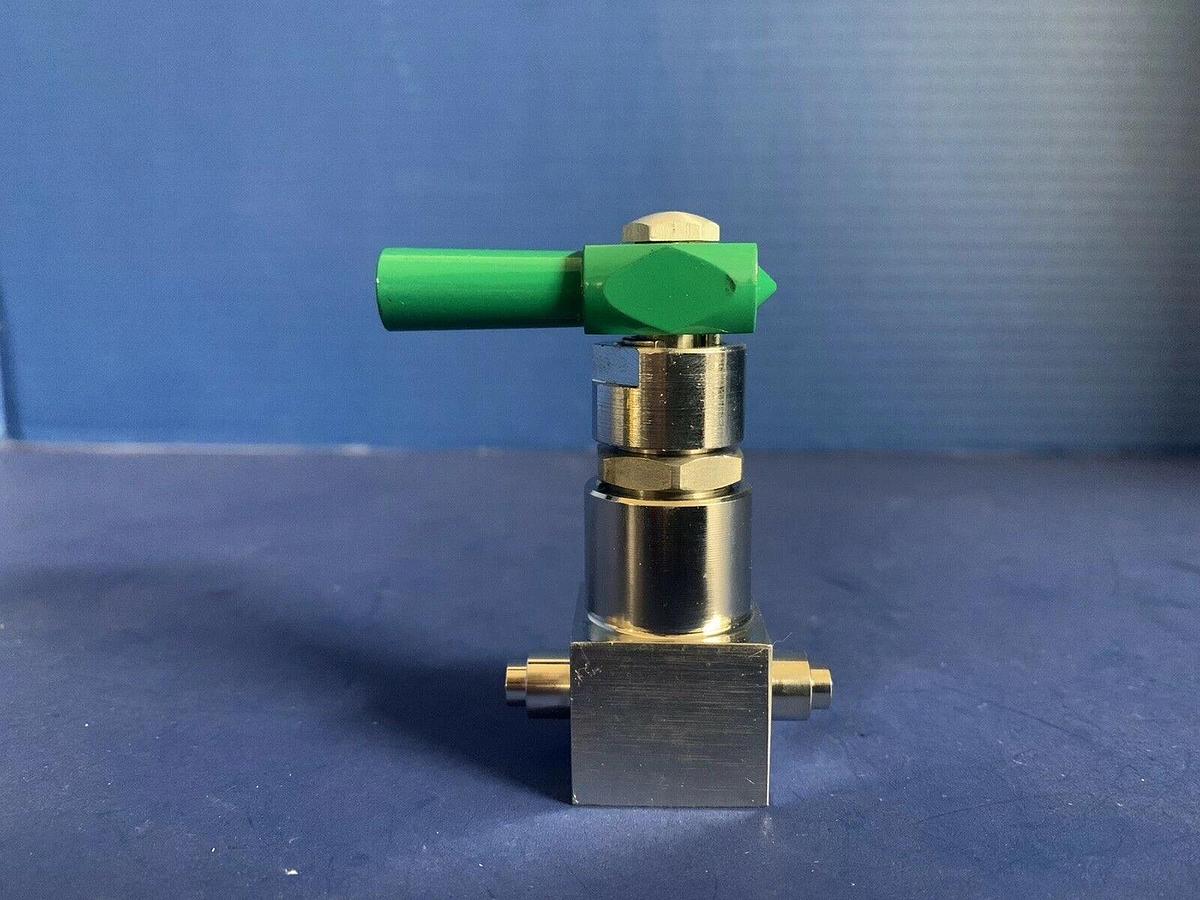 Used Ewal Titan II Manual 2-Way Valve 1/4" Tube Stub, Green Lever Handle, Used